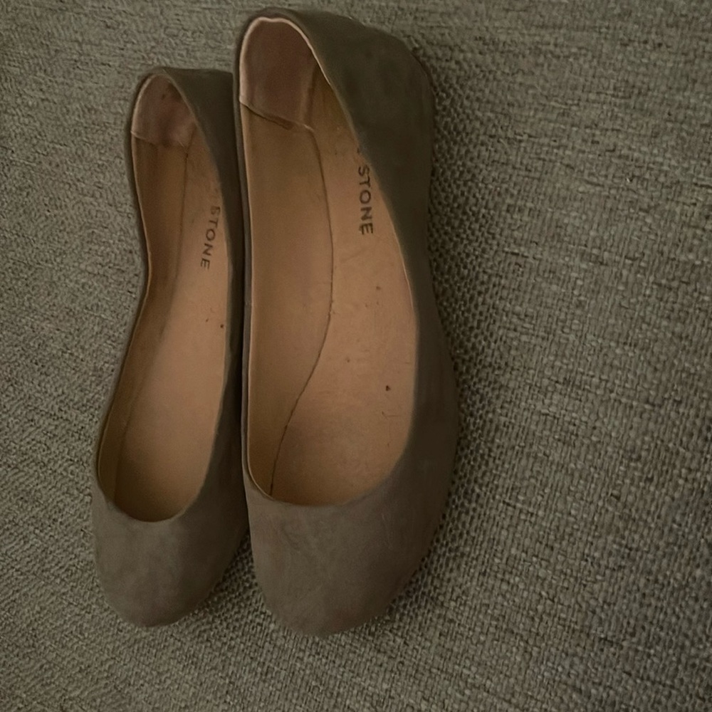 Sun & stone size 7W green suede flats